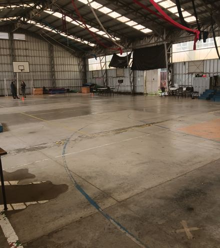 Piso de hormigón del gimnasio, manchado y desgastado, antes de la intervención